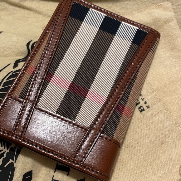 Burberry passport holder - Picture 3 of 4